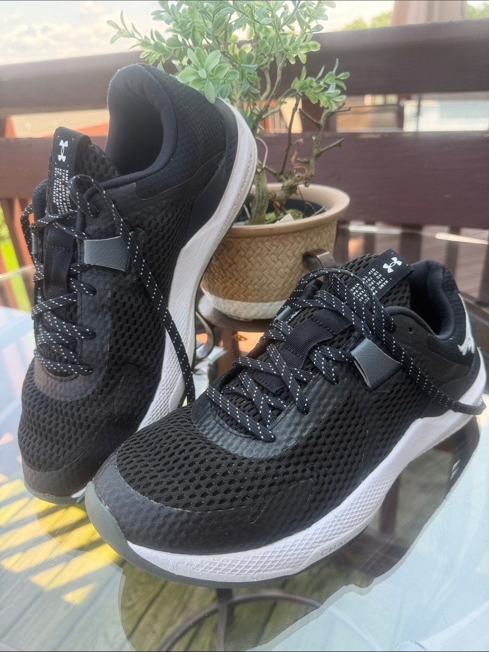 Under Armour Mens Black and White Mesh Lace-Up Sneakers, great condition😊